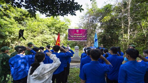 Đoàn Thanh niên xã Ia Đal tổ chức lễ chào cờ “tôi yêu tổ quốc tôi” năm 2025 gắn với chào mừng các ngày lễ lớn trong năm 2025