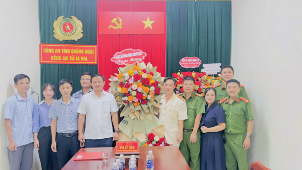 THƯỜNG TRỰC ĐẢNG ỦY THĂM VÀ CHÚC MỪNG KỶ NIỆM 80 NĂM NGÀY TRUYỀN THỐNG CÔNG AN NHÂN DÂN (19/8/1945-19/8/2025) VÀ 20 NĂM NGÀY HỘI TOÀN DÂN BẢO VỆ AN NINH TỔ QUỐC (19/8/2005-19/8/2025)