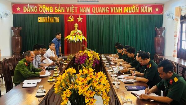 LÃNH ĐẠO ỦY BAN NHÂN DÂN XÃ THĂM VÀ LÀM VIỆC VỚI BAN GIÁM ĐỐC CHI NHÁNH 716- BINH ĐOÀN