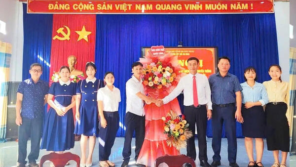 Thường trực Đảng ủy chúc mừng Ngày truyền thống các  Cơ quan tham mưu, giúp việc Đảng ủy và các tổ chức  chính trị - xã hội xã