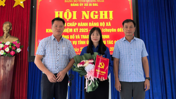 HỘI NGHỊ CÔNG BỐ VÀ TRAO QUYẾT ĐỊNH CÔNG TÁC CÁN BỘ