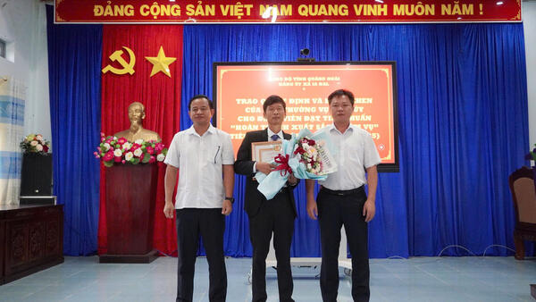 Trao quyết định và bằng khen của Ban Thường vụ Tỉnh ủy cho Đảng viên đạt tiêu chuẩn “Hoàn thành xuất sắc nhiệm vụ” tiêu biểu 05 năm liền (2021-2025)